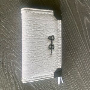 Jessica Simpson light grey wallet have a lot card space